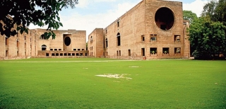 How can foreign students take admission in Indian Institute of Management